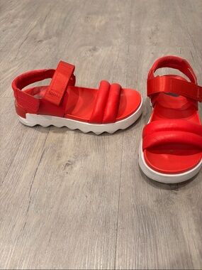 Sorel women’s sz 6 Red Padded Strap Sandals